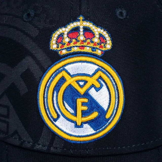 Gorra Azul Detalle de Escudo Real Madrid